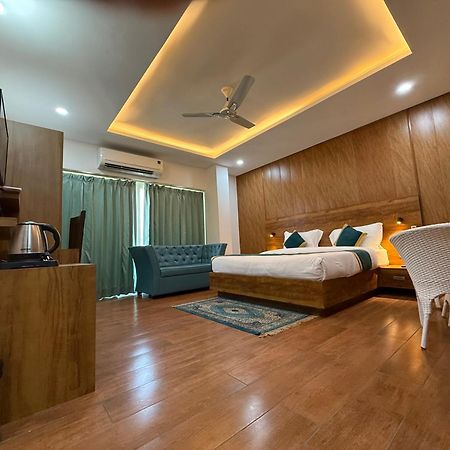 Hotel 7 Heaven Dehradun Eksteriør bilde