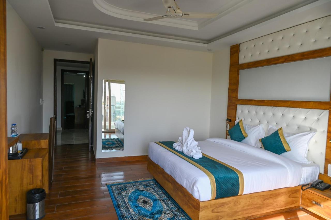 Hotel 7 Heaven Dehradun Eksteriør bilde