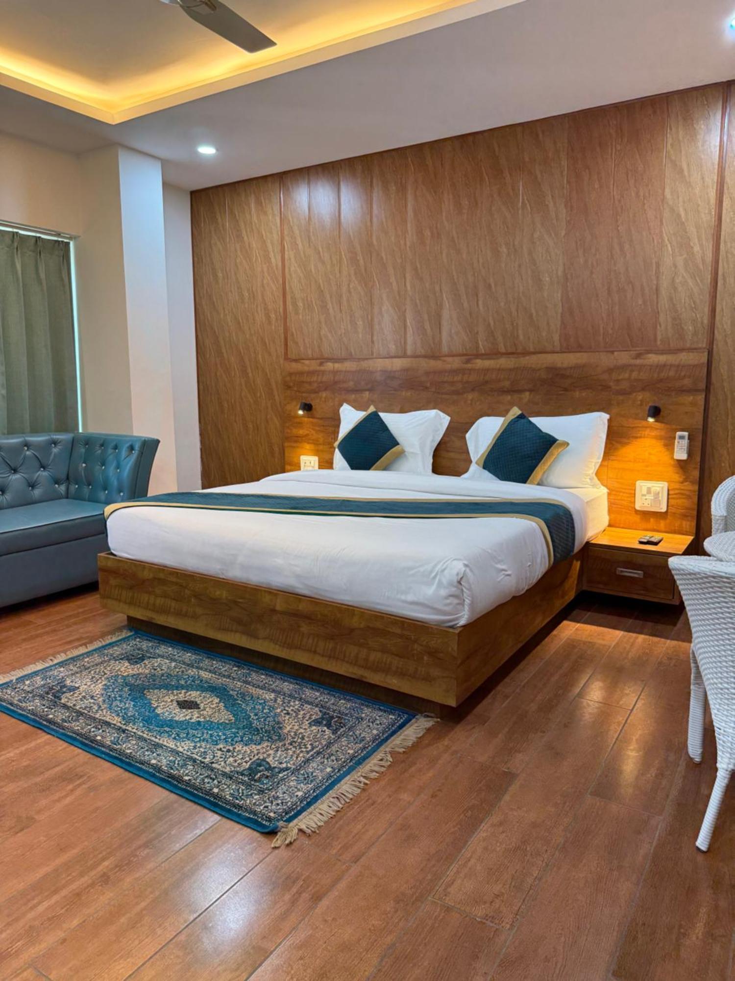 Hotel 7 Heaven Dehradun Eksteriør bilde