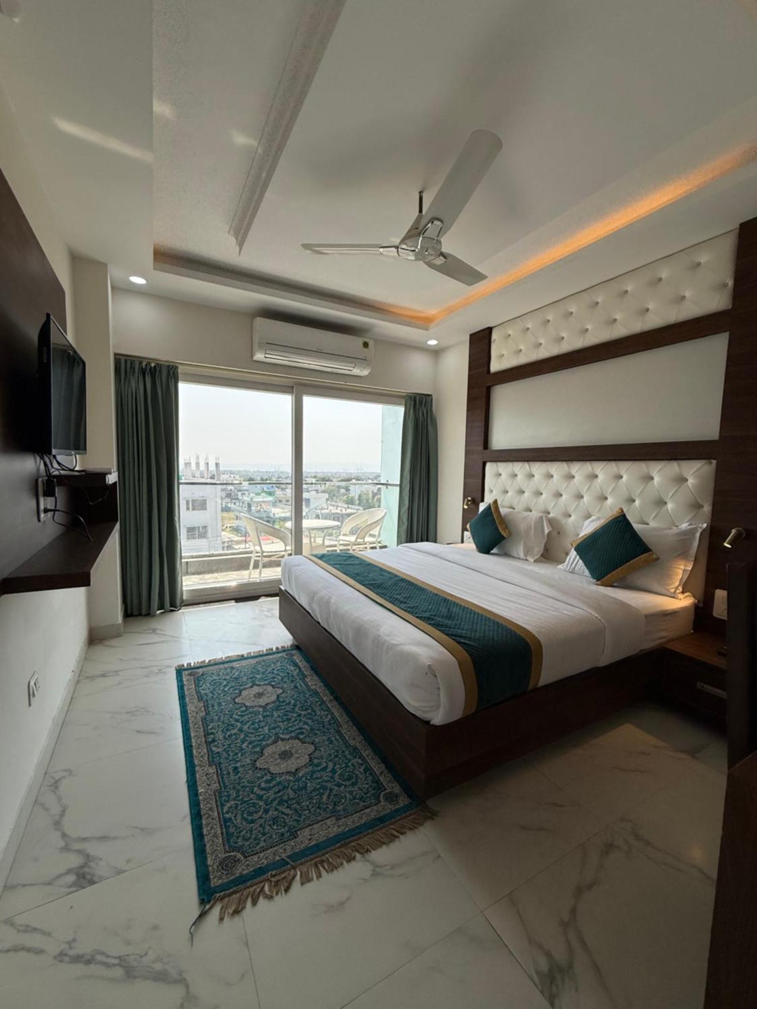 Hotel 7 Heaven Dehradun Eksteriør bilde