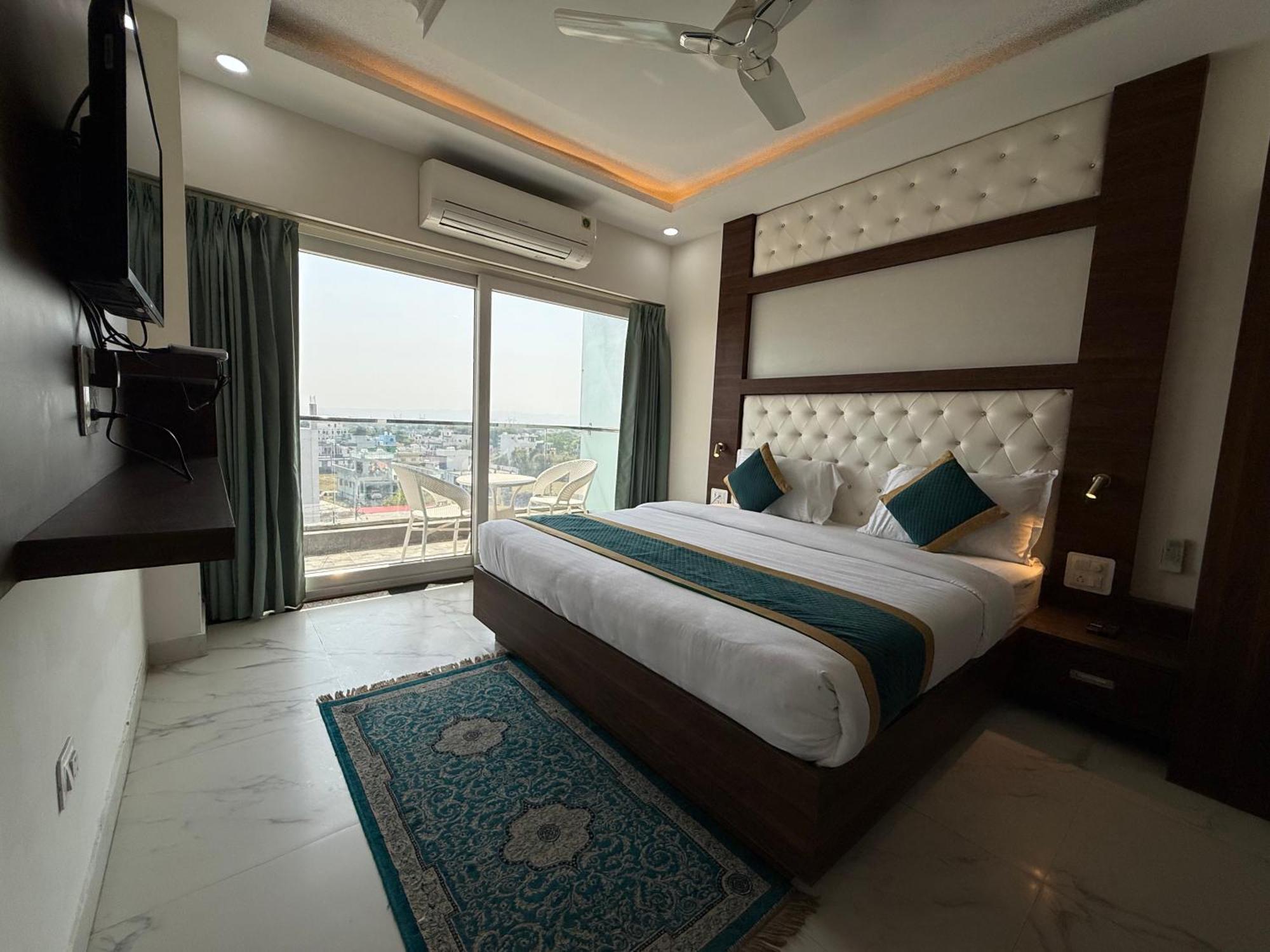 Hotel 7 Heaven Dehradun Eksteriør bilde